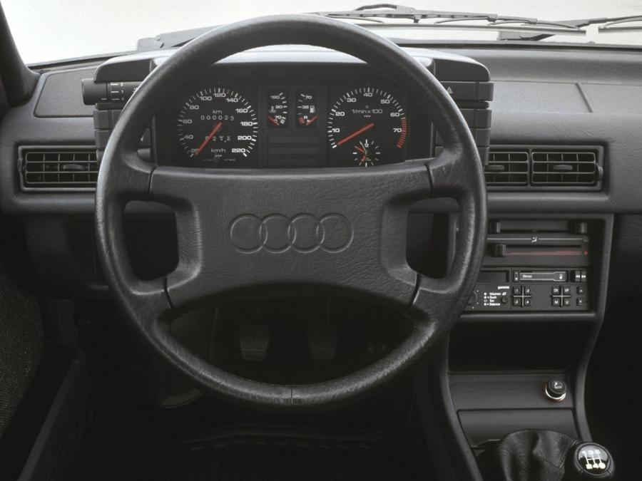 Панель приборов Audi 90 (B2) 1984 года  (фото 12 из 14)